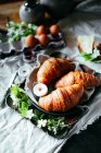 Cornetti con marmellata su piatto — Foto stock