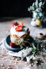 Kuchen mit Erdbeeren und Blumenschmuck — Stockfoto