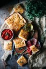 Focaccia pezzi di pane con rosmarino — Foto stock