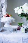 Pavlova Kuchen mit Früchten — Stockfoto
