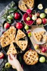 Нарізаний домашній яблучний пиріг — стокове фото