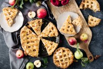Нарезанный домашний яблочный пирог — стоковое фото