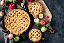 Сладкие домашние яблочные пироги — стоковое фото
