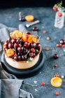 Pequeno bolo com cerejas e pastelaria — Fotografia de Stock