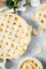 Домашнє яблучне пироги готують — стокове фото