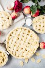 Домашние яблочные пироги делаются — стоковое фото