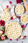 Домашнє яблучне пироги готують — стокове фото