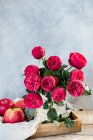 Rosas de corte fresco em vaso — Fotografia de Stock