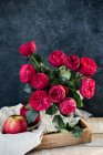 Свіжі вирізані троянди у вазі — стокове фото