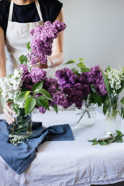 Fiori lilla in vaso di vetro — Foto stock