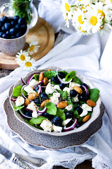 Teller mit frischem vegetarischen Salat — Stockfoto