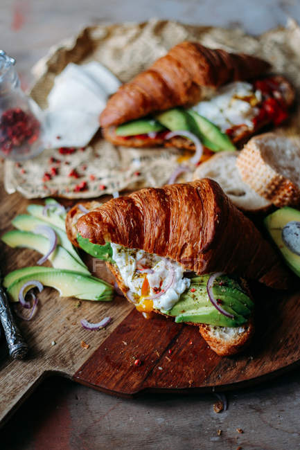 Croissants with avocado slices — Stock Photo