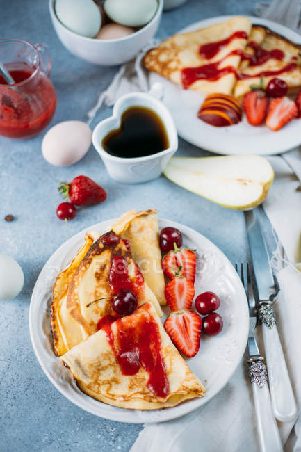 Tasty pancakes with strawberries — Stock Photo