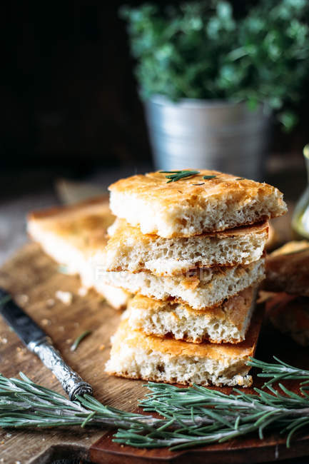 Piezas de pan Focaccia con romero - foto de stock