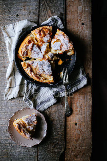 Яблочный пирог на деревенском деревянном столе — стоковое фото