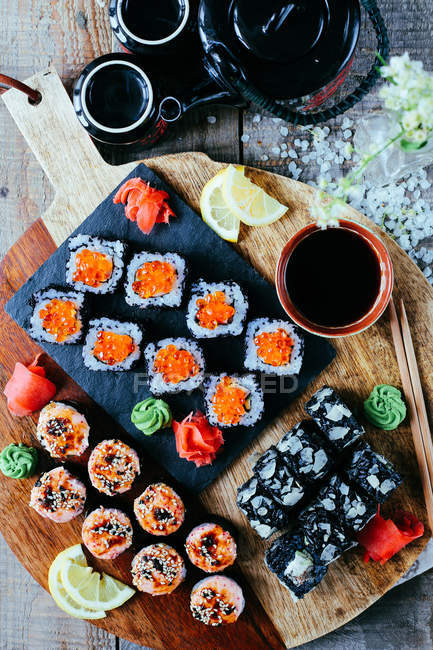 Plato de rollos de sushi fresco - foto de stock