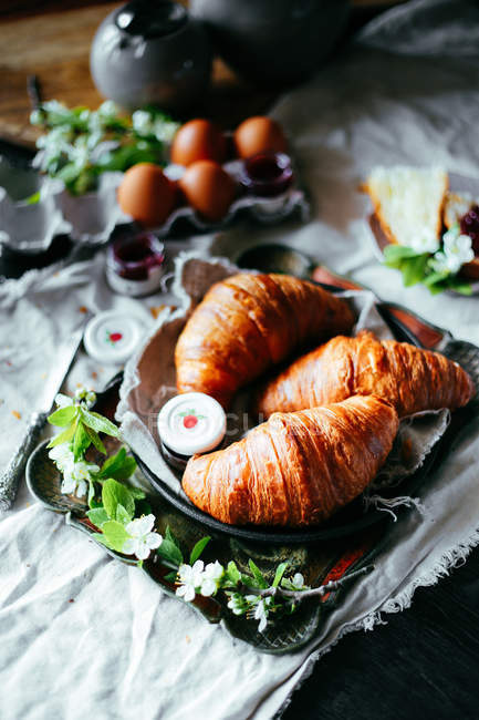 Croissants with jam on plate — Stock Photo