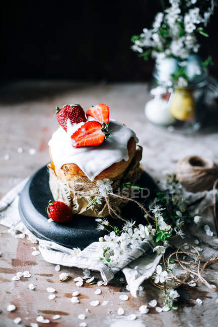 Gâteau aux fraises et décoration florale — Photo de stock
