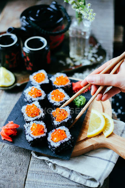 Prato de rolos de sushi frescos — Fotografia de Stock