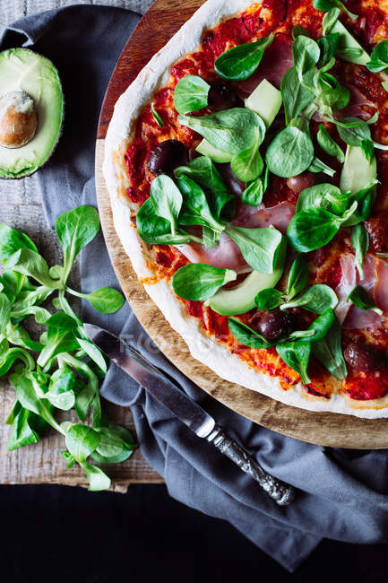 Pizza with ham and basil — Stock Photo