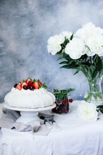 Павлова торт із фруктів — стокове фото