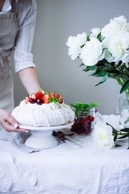 Pavlova cake with fruits — Stock Photo