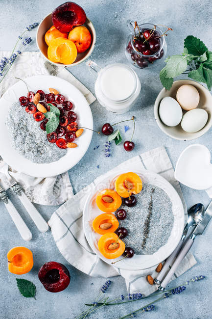Chian Pudding mit Aprikosen und Kirschen — Stockfoto