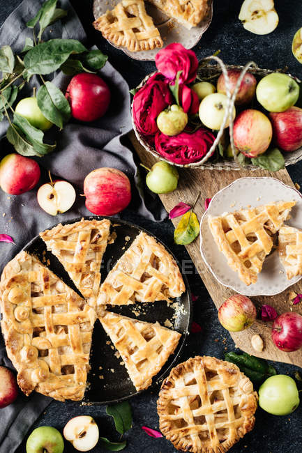 Torta de maçã caseira fatiada — Fotografia de Stock