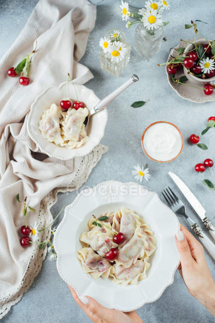 Gnocchi di ciliegie sul piatto — Foto stock