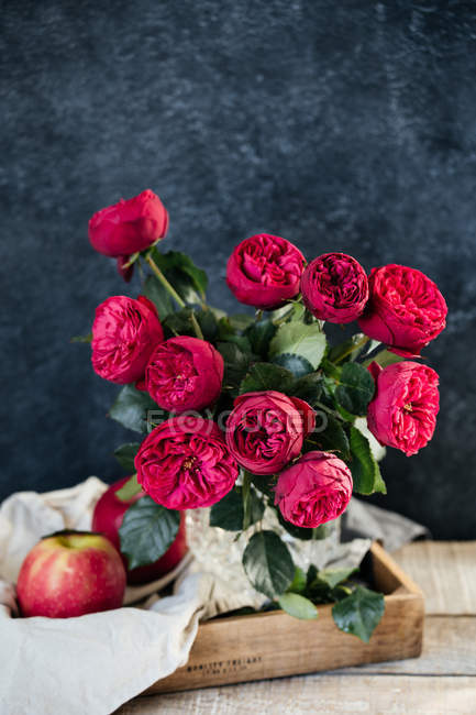 Rosas recién cortadas en jarrón - foto de stock