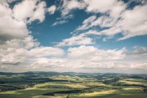 Сільський пейзаж з зеленими полями — стокове фото