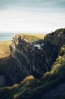 Вид на скалу на берегу моря — стоковое фото