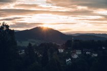 Pôr do sol sobre a aldeia de montanha — Fotografia de Stock
