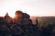 Закат над скалой — стоковое фото
