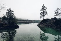 Lac montagneux éloigné — Photo de stock