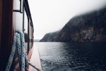Круїзний човен, що пливе на віддаленому озері — стокове фото