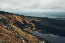 Lago montagnoso con valle sullo sfondo — Foto stock