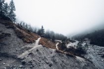 Fiume roccioso nella valle montuosa — Foto stock
