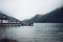 Complejo remoto en la orilla del lago - foto de stock