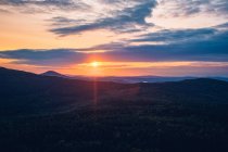 Puesta de sol sobre montañas remotas - foto de stock