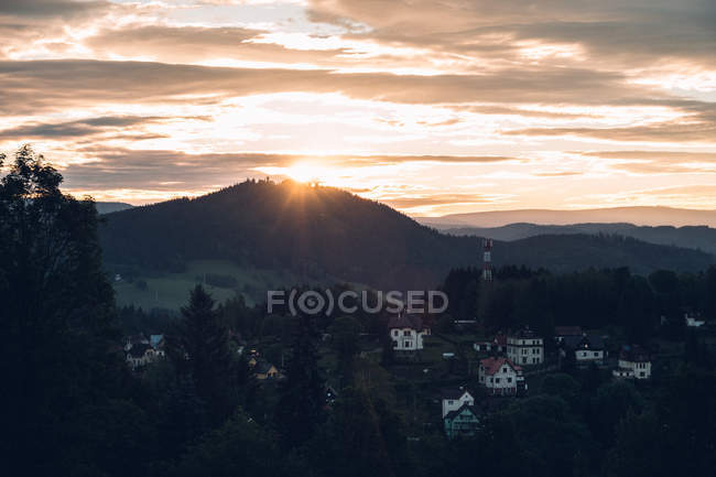Pôr do sol sobre a aldeia de montanha — Fotografia de Stock