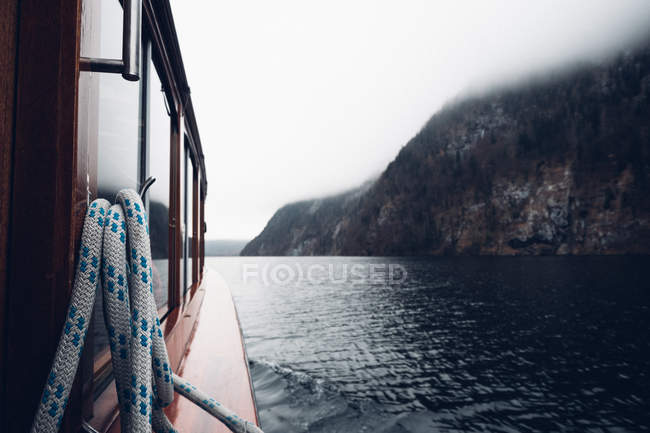 Barco de cruzeiro navegando em lago remoto — Fotografia de Stock