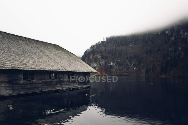Casa de madeira na margem do lago — Fotografia de Stock