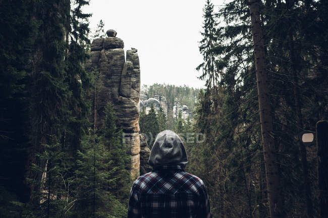 Uomo in piedi sul bordo della scogliera — Foto stock