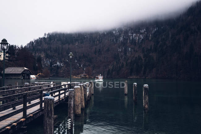 Remote resort on lake shore — Stock Photo