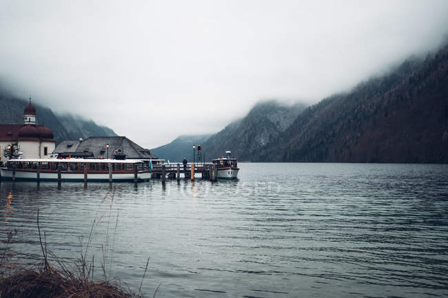 Località remota sulla riva del lago — Foto stock