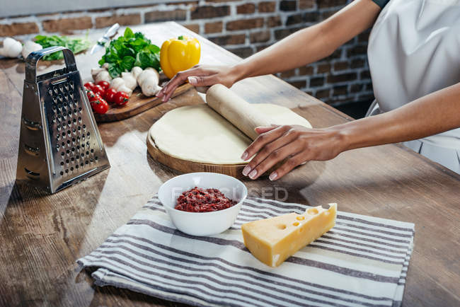 Femme pâte à rouler — Photo de stock