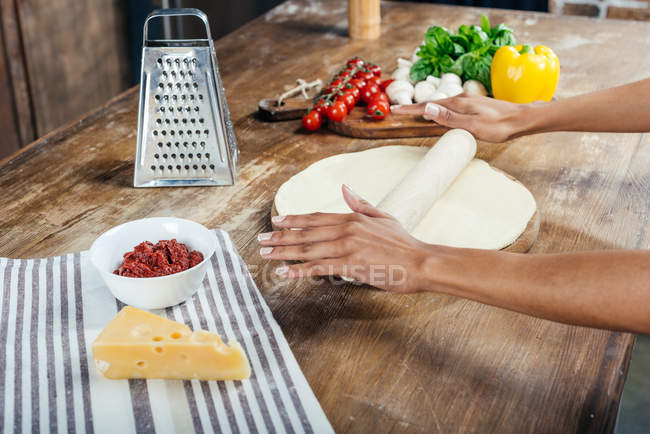 Femme pâte à rouler — Photo de stock