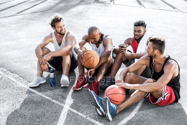 Баскетболисты на площадке — стоковое фото