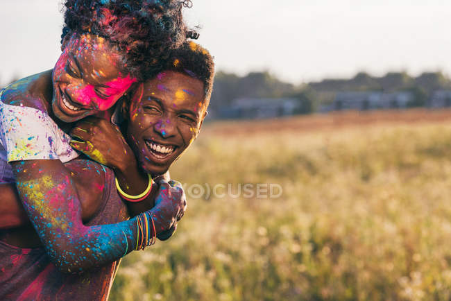 Casal afro-americano no festival holi — Fotografia de Stock